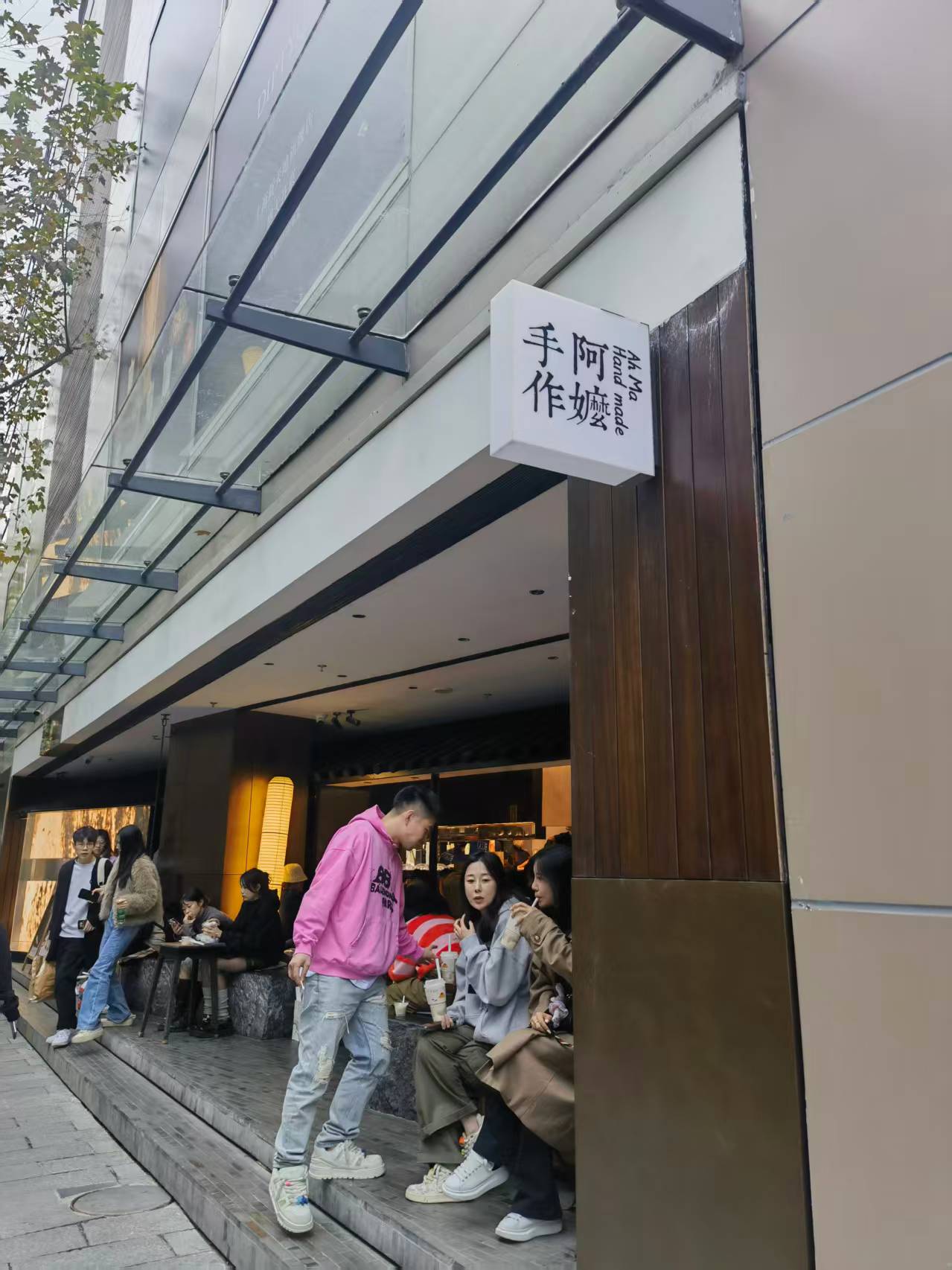 天台上的夜色，背后的城市天际线