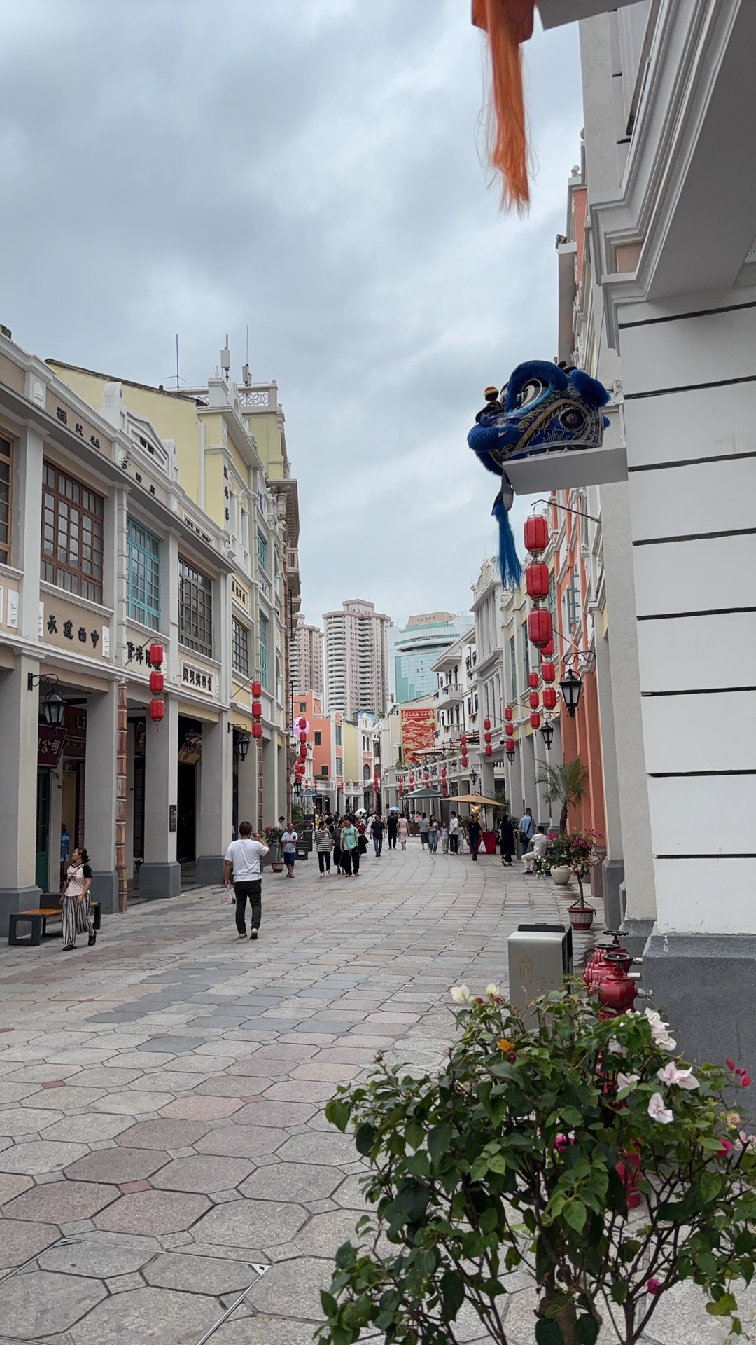 孙文西路骑楼建筑的黄昏光影，斑驳墙面与拱形门廊