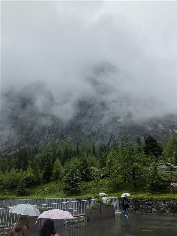 川西崎岖的盘山公路