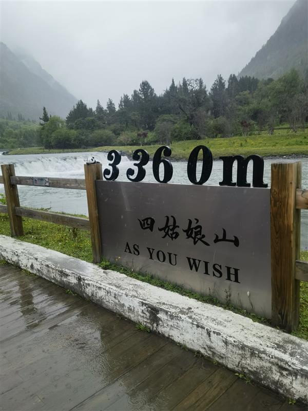 悬崖边的盘山路