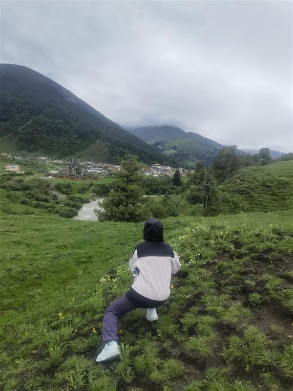 远处的雪山在阳光中闪耀