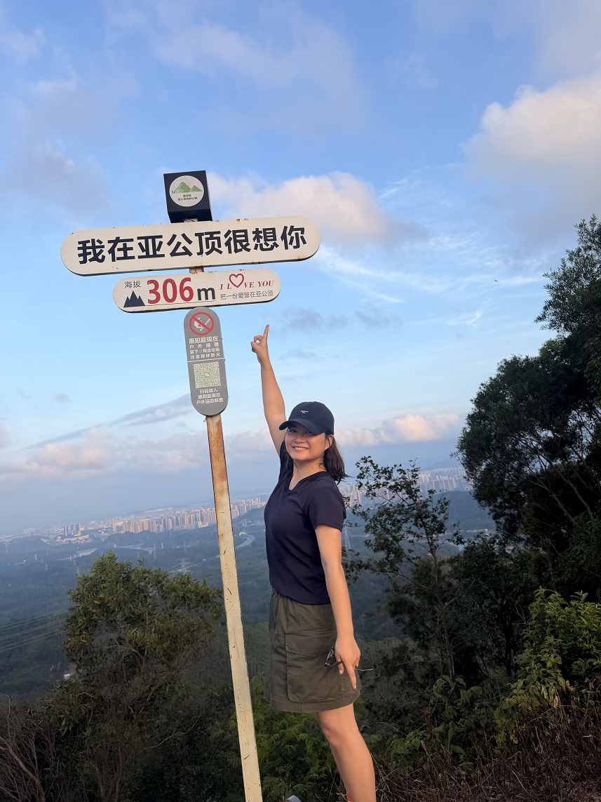 山间绿意盎然的景色